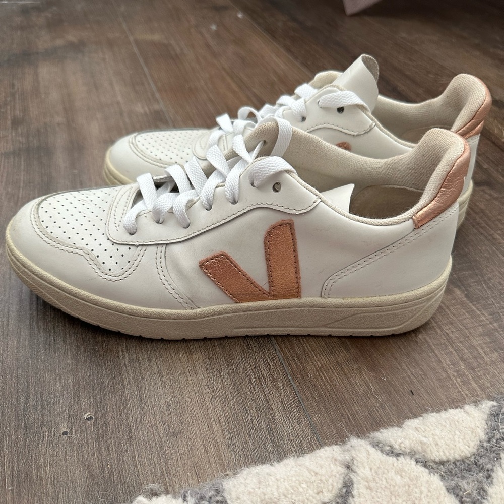Veja Women's Cream and Rose Gold Sneakers